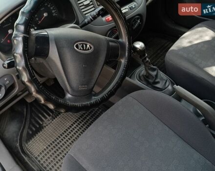 Черный Киа Рио, объемом двигателя 1.4 л и пробегом 212 тыс. км за 4000 $, фото 4 на Automoto.ua