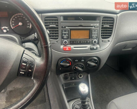 Чорний Кіа Ріо, об'ємом двигуна 1.4 л та пробігом 166 тис. км за 5450 $, фото 7 на Automoto.ua
