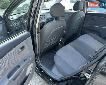 Чорний Кіа Ріо, об'ємом двигуна 1.4 л та пробігом 166 тис. км за 6100 $, фото 7 на Automoto.ua
