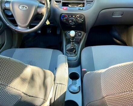 Черный Киа Рио, объемом двигателя 1.4 л и пробегом 260 тыс. км за 3900 $, фото 3 на Automoto.ua