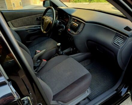 Черный Киа Рио, объемом двигателя 1.4 л и пробегом 212 тыс. км за 4430 $, фото 5 на Automoto.ua