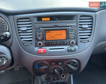 Чорний Кіа Ріо, об'ємом двигуна 1.4 л та пробігом 166 тис. км за 6100 $, фото 9 на Automoto.ua