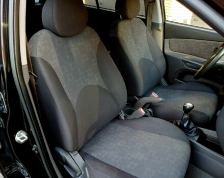 Черный Киа Рио, объемом двигателя 1.4 л и пробегом 212 тыс. км за 4430 $, фото 6 на Automoto.ua