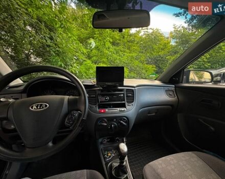 Черный Киа Рио, объемом двигателя 1.4 л и пробегом 270 тыс. км за 5100 $, фото 6 на Automoto.ua
