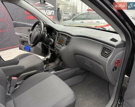 Черный Киа Рио, объемом двигателя 1.4 л и пробегом 166 тыс. км за 6000 $, фото 16 на Automoto.ua