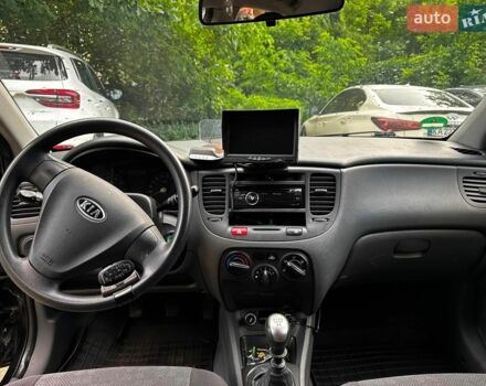 Черный Киа Рио, объемом двигателя 1.4 л и пробегом 270 тыс. км за 5100 $, фото 5 на Automoto.ua
