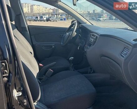 Черный Киа Рио, объемом двигателя 1.4 л и пробегом 167 тыс. км за 4200 $, фото 5 на Automoto.ua