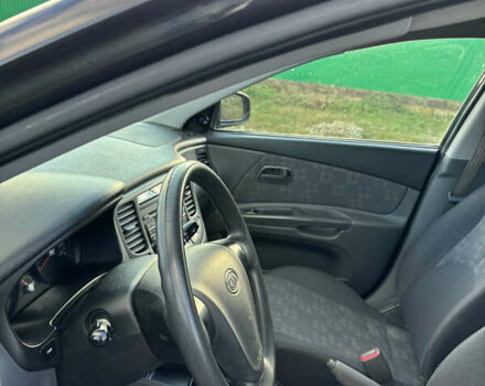 Чорний Кіа Ріо, об'ємом двигуна 1.4 л та пробігом 220 тис. км за 4399 $, фото 9 на Automoto.ua