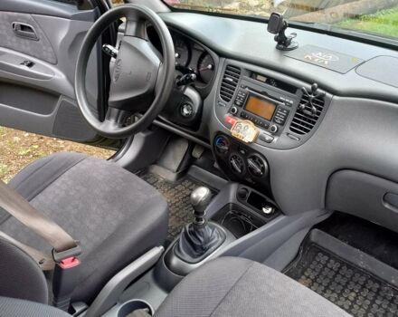 Чорний Кіа Ріо, об'ємом двигуна 1.4 л та пробігом 230 тис. км за 5248 $, фото 11 на Automoto.ua