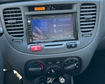 Чорний Кіа Ріо, об'ємом двигуна 1.4 л та пробігом 213 тис. км за 5100 $, фото 11 на Automoto.ua