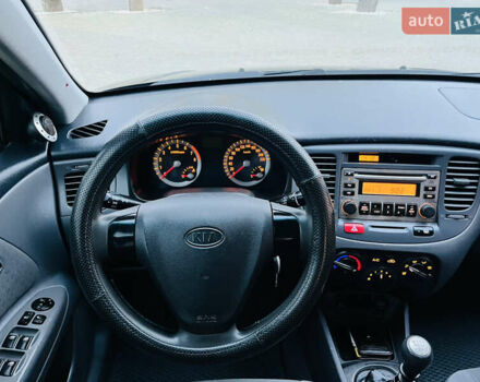 Черный Киа Рио, объемом двигателя 1.4 л и пробегом 297 тыс. км за 3999 $, фото 22 на Automoto.ua