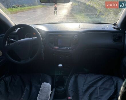 Черный Киа Рио, объемом двигателя 1.4 л и пробегом 378 тыс. км за 2650 $, фото 8 на Automoto.ua