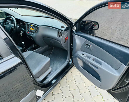 Черный Киа Рио, объемом двигателя 1.4 л и пробегом 297 тыс. км за 3999 $, фото 21 на Automoto.ua