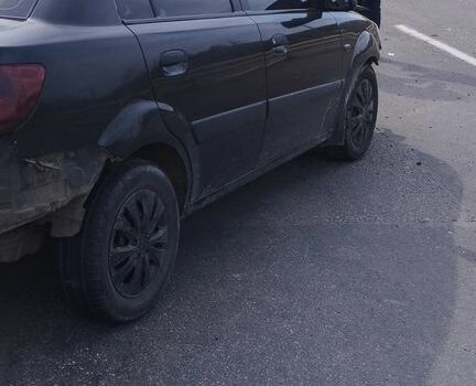 Черный Киа Рио, объемом двигателя 1.4 л и пробегом 140 тыс. км за 1200 $, фото 4 на Automoto.ua
