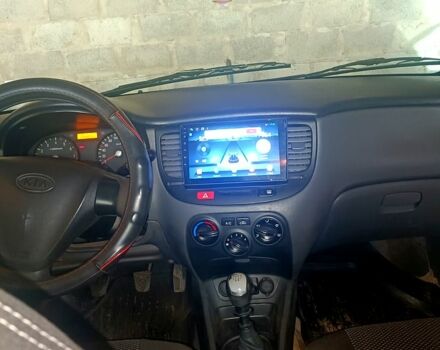 Черный Киа Рио, объемом двигателя 1.4 л и пробегом 260 тыс. км за 3900 $, фото 4 на Automoto.ua