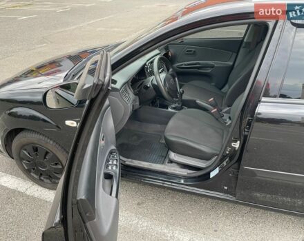 Черный Киа Рио, объемом двигателя 1.4 л и пробегом 179 тыс. км за 5000 $, фото 6 на Automoto.ua