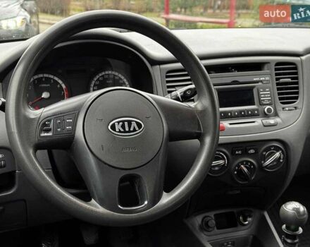 Черный Киа Рио, объемом двигателя 1.4 л и пробегом 151 тыс. км за 6490 $, фото 24 на Automoto.ua