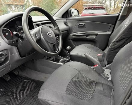 Чорний Кіа Ріо, об'ємом двигуна 1.4 л та пробігом 151 тис. км за 6490 $, фото 26 на Automoto.ua