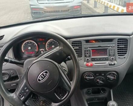 Черный Киа Рио, объемом двигателя 1.4 л и пробегом 150 тыс. км за 6000 $, фото 6 на Automoto.ua