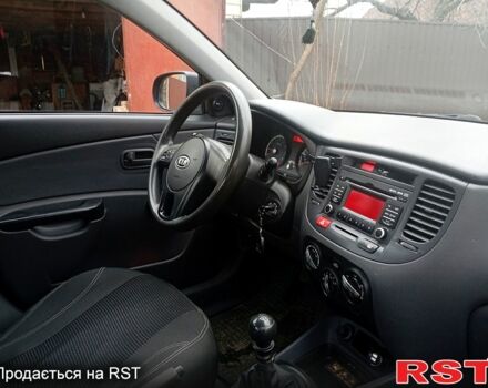 Черный Киа Рио, объемом двигателя 1.4 л и пробегом 186 тыс. км за 4800 $, фото 8 на Automoto.ua