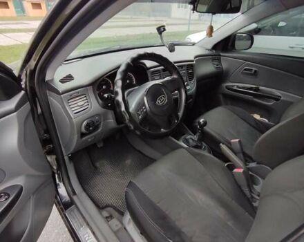 Чорний Кіа Ріо, об'ємом двигуна 1.4 л та пробігом 253 тис. км за 4000 $, фото 5 на Automoto.ua