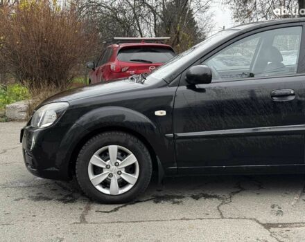 Чорний Кіа Ріо, об'ємом двигуна 1.4 л та пробігом 151 тис. км за 6490 $, фото 19 на Automoto.ua