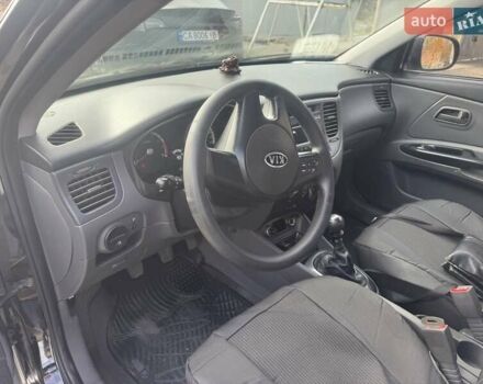 Чорний Кіа Ріо, об'ємом двигуна 1.4 л та пробігом 105 тис. км за 4400 $, фото 4 на Automoto.ua