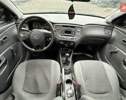 Черный Киа Рио, объемом двигателя 1.4 л и пробегом 100 тыс. км за 5000 $, фото 22 на Automoto.ua