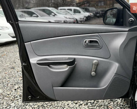 Черный Киа Рио, объемом двигателя 1.4 л и пробегом 100 тыс. км за 5000 $, фото 14 на Automoto.ua