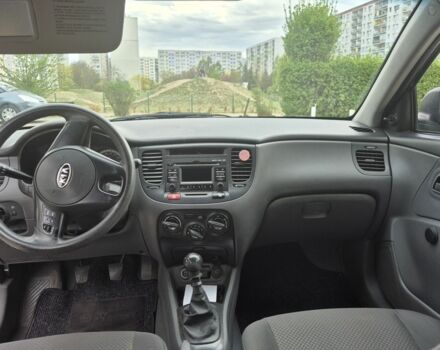 Чорний Кіа Ріо, об'ємом двигуна 1.4 л та пробігом 244 тис. км за 4718 $, фото 6 на Automoto.ua