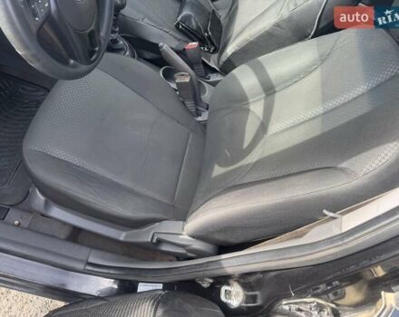 Чорний Кіа Ріо, об'ємом двигуна 1.4 л та пробігом 105 тис. км за 4400 $, фото 7 на Automoto.ua