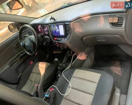 Чорний Кіа Ріо, об'ємом двигуна 1.4 л та пробігом 275 тис. км за 4700 $, фото 7 на Automoto.ua