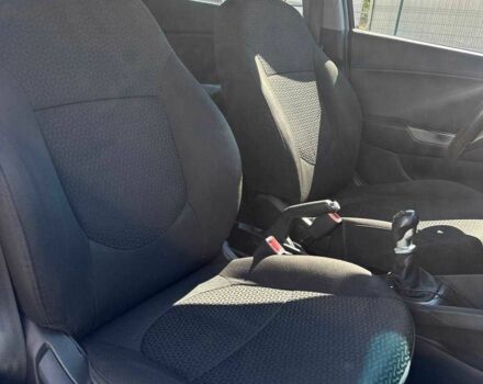 Чорний Кіа Ріо, об'ємом двигуна 1.4 л та пробігом 53 тис. км за 8933 $, фото 11 на Automoto.ua