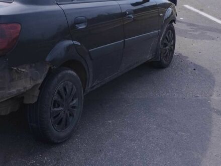 Черный Киа Рио, объемом двигателя 1.4 л и пробегом 100 тыс. км за 2000 $, фото 1 на Automoto.ua