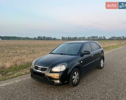 Черный Киа Рио, объемом двигателя 1.4 л и пробегом 200 тыс. км за 5600 $, фото 1 на Automoto.ua
