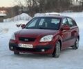 Красный Киа Рио, объемом двигателя 1.6 л и пробегом 175 тыс. км за 5000 $, фото 1 на Automoto.ua
