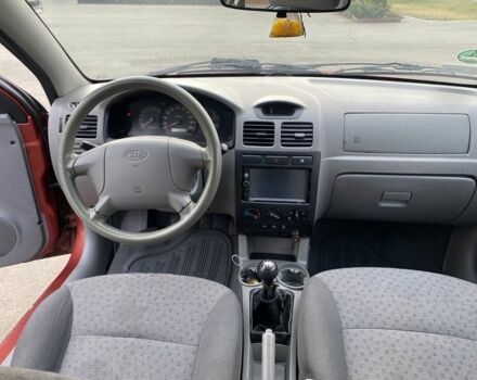 Красный Киа Рио, объемом двигателя 1.4 л и пробегом 270 тыс. км за 3000 $, фото 4 на Automoto.ua