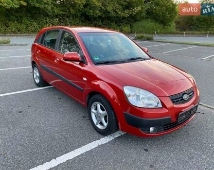 Красный Киа Рио, объемом двигателя 1.6 л и пробегом 194 тыс. км за 5400 $, фото 1 на Automoto.ua