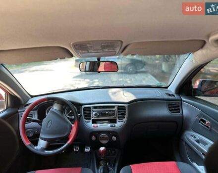 Красный Киа Рио, объемом двигателя 1.6 л и пробегом 152 тыс. км за 4300 $, фото 5 на Automoto.ua