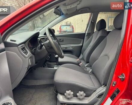 Красный Киа Рио, объемом двигателя 1.4 л и пробегом 188 тыс. км за 5700 $, фото 19 на Automoto.ua