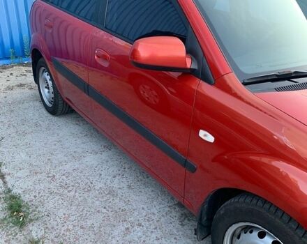 Красный Киа Рио, объемом двигателя 1.4 л и пробегом 280 тыс. км за 3000 $, фото 2 на Automoto.ua