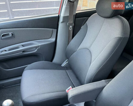 Червоний Кіа Ріо, об'ємом двигуна 1.4 л та пробігом 292 тис. км за 3999 $, фото 24 на Automoto.ua