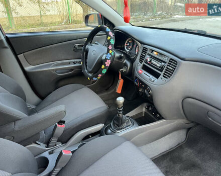 Червоний Кіа Ріо, об'ємом двигуна 1.4 л та пробігом 292 тис. км за 3999 $, фото 17 на Automoto.ua