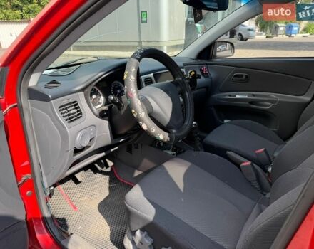 Красный Киа Рио, объемом двигателя 1.4 л и пробегом 173 тыс. км за 2500 $, фото 7 на Automoto.ua