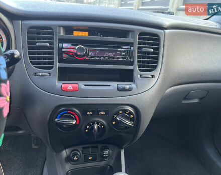 Червоний Кіа Ріо, об'ємом двигуна 1.4 л та пробігом 292 тис. км за 3999 $, фото 21 на Automoto.ua