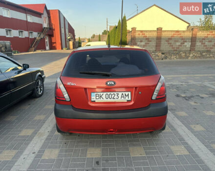 Красный Киа Рио, объемом двигателя 1.4 л и пробегом 246 тыс. км за 5700 $, фото 4 на Automoto.ua
