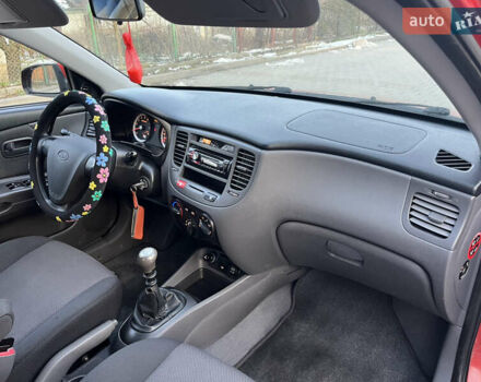 Червоний Кіа Ріо, об'ємом двигуна 1.4 л та пробігом 292 тис. км за 3999 $, фото 16 на Automoto.ua