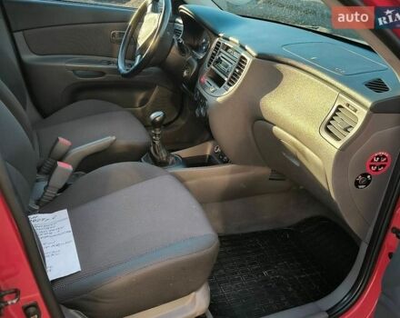 Красный Киа Рио, объемом двигателя 1.4 л и пробегом 172 тыс. км за 4650 $, фото 5 на Automoto.ua