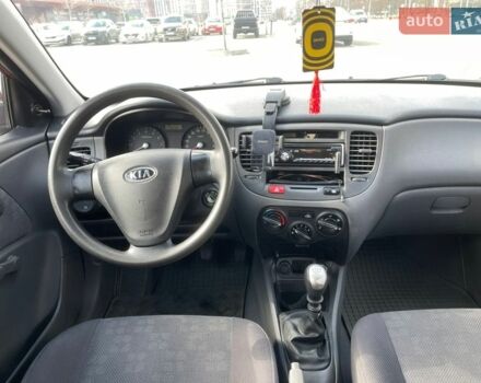 Красный Киа Рио, объемом двигателя 1.4 л и пробегом 216 тыс. км за 3900 $, фото 12 на Automoto.ua