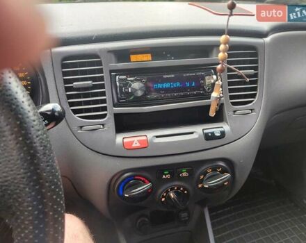 Красный Киа Рио, объемом двигателя 1.4 л и пробегом 289 тыс. км за 3900 $, фото 5 на Automoto.ua
